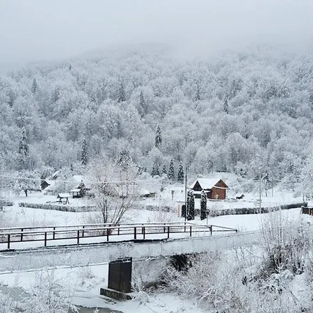 під горою Lodge *