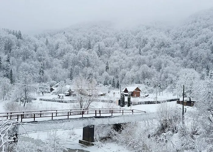 під горою Lodge *